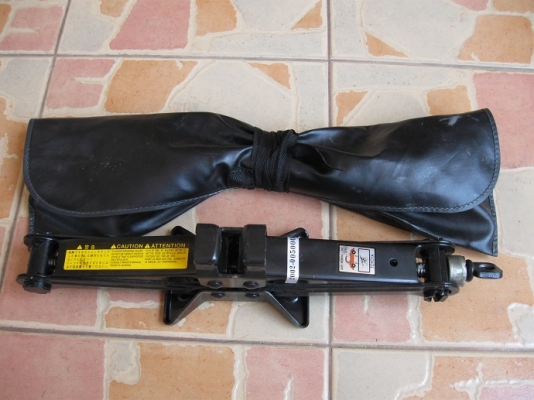 ชุดเครื่องมือติดรถ พร้อมแม่แรง Toyota Altis