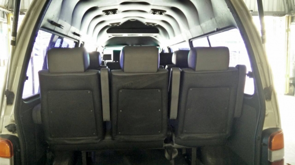 รถตู้หัวจรวดหลังคาสูง3000ดีเซลปี05เบาะ3แถว*ฟรีดาวน์