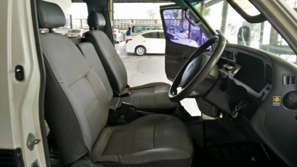 รถตู้หัวจรวดหลังคาสูง3000ดีเซลปี05เบาะ3แถว*ฟรีดาวน์