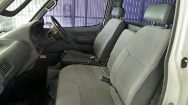 รถตู้หัวจรวดหลังคาสูง3000ดีเซลปี05เบาะ3แถว*ฟรีดาวน์