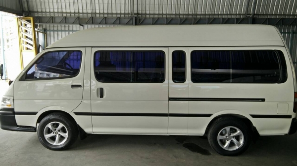 รถตู้หัวจรวดหลังคาสูง3000ดีเซลปี05เบาะ3แถว*ฟรีดาวน์