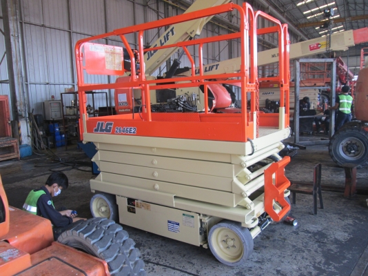 รถกระเช่า สภาพดีเก่านอก สินค้าดี ต้อง JLG (รุ่น 2646E2 สูง 7.92 M.) ราคาถูกสุด เพียง 280,000 บาท !!!
