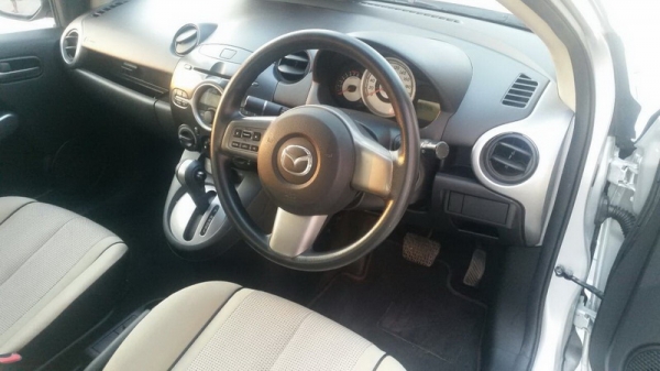 MAZDA 2 ปี 2010 ขายรถสวย ARIBAG คู่หน้า เบรคระบบ ABS เบาะหนัง ล้อ MAX แอร์เย็นๆ กระจกไฟฟ้า พวงมาลัยพาวเวอร์์ เบาะสภาพดี เครื่องเดิม ภายในสภาพสวย สีสวย รถพร้อมใช้งาน จัดไฟแนนได้ ฟรีดาวน์