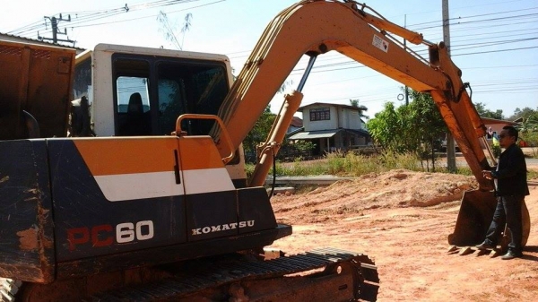 KOMUTSU PC 60 KOMUTSU PC 60