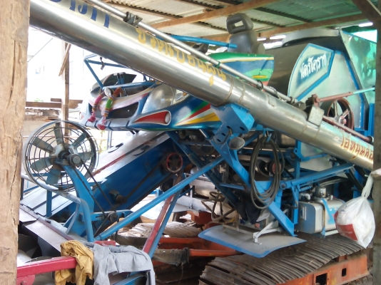 ขายรถเกี่ยวข้าว เกษตรพัฒนา อุ้ม 2.5 ตันรุ่นปลดหนี้ตัวใหญ่  ปี 53  หน้าเกียว 3.3 เมตรตัวเดิน 10