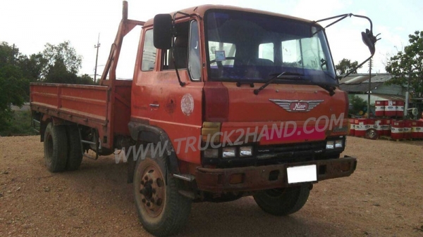 รถบรรทุก 6 ล้อ HINO  KR   150  แรงม้า  ปีจดทะเบียน  2527
