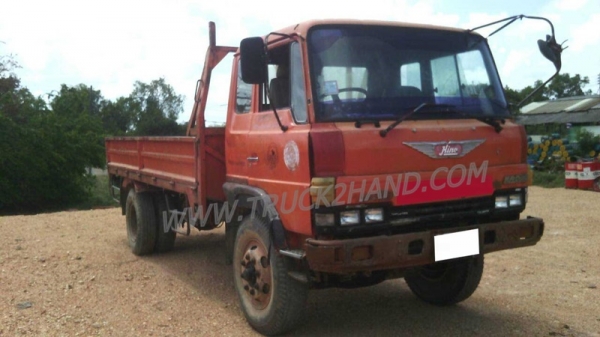 รถบรรทุก 6 ล้อ HINO  KR   150  แรงม้า  ปีจดทะเบียน  2527