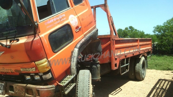 รถบรรทุก 6 ล้อ HINO  KR   150  แรงม้า  ปีจดทะเบียน  2527