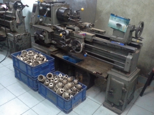 เครื่องกลึง 5 ฟุต TASHING เกียร์บล็อค 3 เพลา ใช้ไฟบ้าน ใช้กลึงงานเบา(ทองเหลือง)เครื่องไม่ช้ำเลย พร้อมใช้งาน