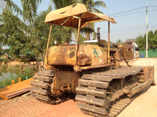 ขายด่วนรถแทรคเตอร์ตีนตะขาบ komatsu D40P-1   เก่าใน สภาพดี