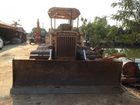 ขายด่วนรถแทรคเตอร์ตีนตะขาบ komatsu D40P-1   เก่าใน สภาพดี