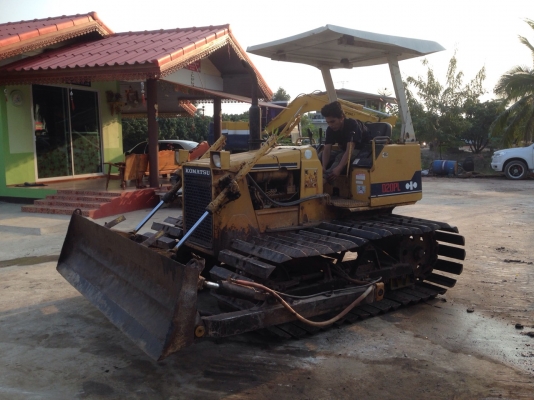 ขายด่วนรถแทรคเตอร์ตีนตะขาบ komatsu D20PL-6 เก่าใน สภาพดี พร้อมใช้งาน