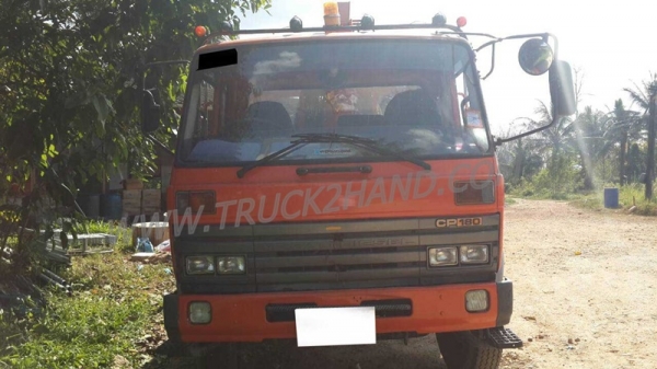 รถบรรทุก 6 ล้อ ติดเครน ยี่ห้อ NISSAN  180  แรงม้า  เครนขนาด 5 ตัน