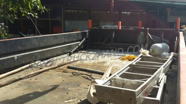 รถบรรทุก 6 ล้อ ติดเครน ยี่ห้อ NISSAN  180  แรงม้า  เครนขนาด 5 ตัน