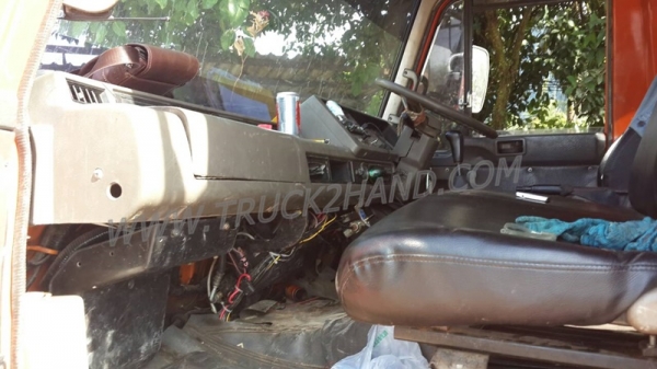 รถบรรทุก 6 ล้อ ติดเครน ยี่ห้อ NISSAN  180  แรงม้า  เครนขนาด 5 ตัน