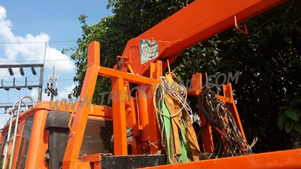 รถบรรทุก 6 ล้อ ติดเครน ยี่ห้อ NISSAN  180  แรงม้า  เครนขนาด 5 ตัน