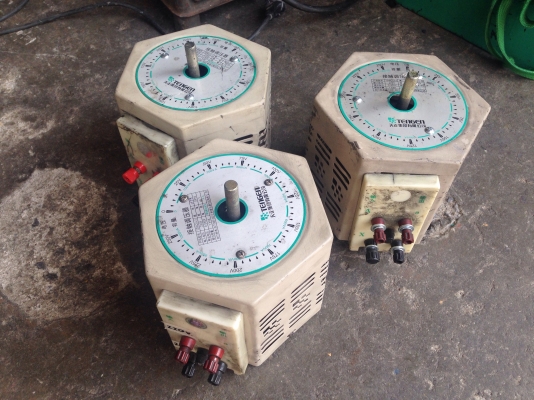 ขายหม้อแปลงไฟฟ้าปรับโวล์ Slide Regulator 1KVA รับโหลดประมาณ 4 Amp สภาพดี พร้อมใช้งาน มี 3 ตัวครับ ( เหลือ 1 ตัวครับ )