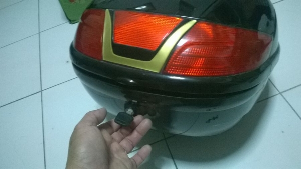 ขายกระเป๋าพร้อมกุญแจล๊อคอย่างดีแต่ไม่ม่ฐานยึดกะมอไซด์ถูกๆ