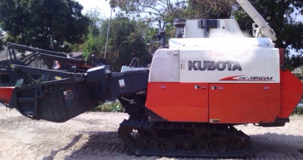 KUBOTA DC-95GM ปี 53 รถเกี่ยวข้าวขนาดใหญ่แบบอุ้ม 1.4 ตัน เครื่องยนต์ Di ทำงาน 3,000 ชม. รถสวยสภาพดีพร้อมใช้งานได้เลย ช่วงล่างแน่นดีพร้อมใช้งาน เอกสารครบพร้อม ราคาต่อรองได้ครับ