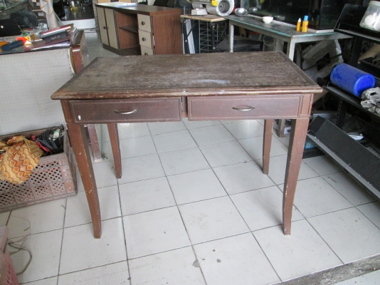 ครับจ่าน้อยทางหลวงธัญญะ  โต๊ะขาสวย   มีลิ้นชัก   ขายถูกๆ  1200บาท