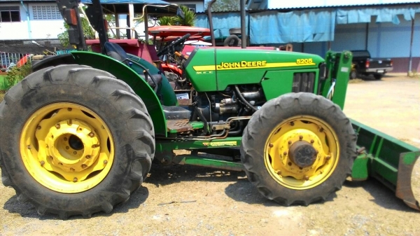 ขาย JOHN DEERE 5205 2เพรา พร้อมดันห้า ผาน 3 อุปกรณ์หน้าหลังครบ ราคา 400,000 สอบถาม 0818618678  อ.แกลง จ.ระยอง