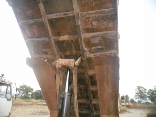 ขายรถบรรทุกรถแบคโฮ MITSOFUSO FN 527MA เบรคใหญ่10 เกียร์ 2 เพลาดั้มทะเบียนเต็มชุดโอนพร้อม