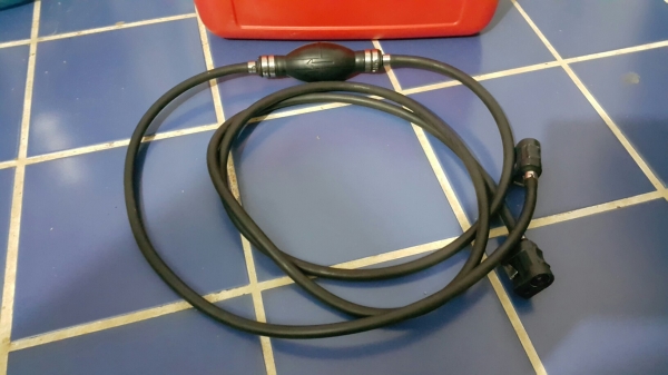 ถังน้ำมันเรือพร้อมสายน้ำมัน