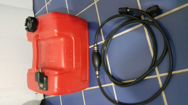 ถังน้ำมันเรือพร้อมสายน้ำมัน