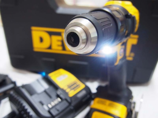 สว่านไร้สาย  DeWALT DCD780 ไฟ20โวลท์พร้อมแท่นชาร์จแบ็ตลิเทียม2ก้อนและเคสพลาสติค Build in USA