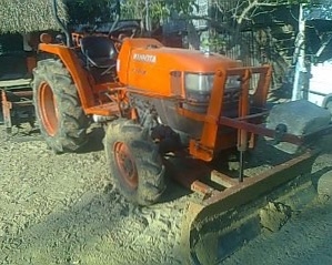 KUBOTA L3408 4WD รถไถ 2 เพลา รถสภาพดีมากครับพร้อมใช้งานได้เลย อุปกรณ์มีครบ โรตารี่,ผาน 6,ใบดัน เครื่องแรงดีทำงาน 2,678 ชม. ช่วงล่างดียางดีประมาณ 60\% พร้อมใช้งาน เอกสารครบ ราคาต่อรองได้ครับ