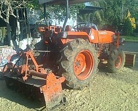 KUBOTA L3408 4WD รถไถ 2 เพลา รถสภาพดีมากครับพร้อมใช้งานได้เลย อุปกรณ์มีครบ โรตารี่,ผาน 6,ใบดัน เครื่องแรงดีทำงาน 2,678 ชม. ช่วงล่างดียางดีประมาณ 60\% พร้อมใช้งาน เอกสารครบ ราคาต่อรองได้ครับ