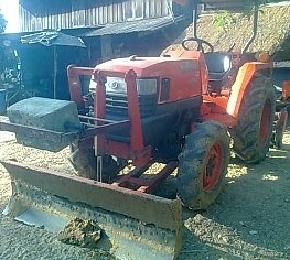 KUBOTA L3408 4WD รถไถ 2 เพลา รถสภาพดีมากครับพร้อมใช้งานได้เลย อุปกรณ์มีครบ โรตารี่,ผาน 6,ใบดัน เครื่องแรงดีทำงาน 2,678 ชม. ช่วงล่างดียางดีประมาณ 60\% พร้อมใช้งาน เอกสารครบ ราคาต่อรองได้ครับ