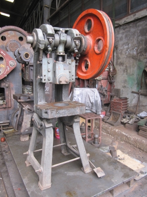 เครื่องปั๊มโลหะ(ข้อเสือ)