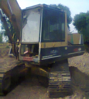 KOMATSU PC 120-3 รถบอดี้สวย เครื่องเดิมปั๊มเดิมๆทำงานไม่โหลดครับ ภายในเก๋งสะอาด คอนโทรลยาว ควบคุมง่ายคล่องตัวดี ภายนอกบูมอาร์มสวย ช่วงล่างเอวแน่น โรลเลอร์โซ่บูทใบแทรกหนาดีประมาณ 60\% พร้อมใช้งาน เอกสารสัญญาขาย ราคาต่อรองได้ครับ