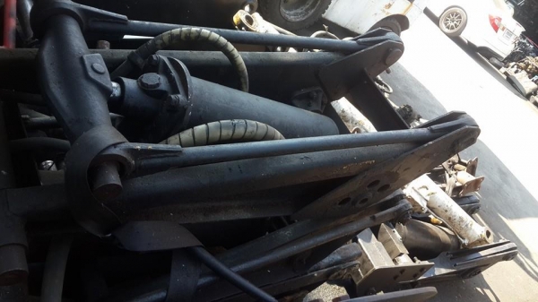 กระบอกดัมพ์พร้อมขา