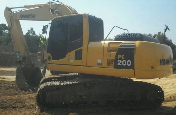 KOMATSU PC 200-8 รถสวยจัดครับ ทำงาน 6,126 ชม. เครื่องแน่นแรงดีไม่มีเยิ้ม ระบบไฟฟ้าหน้าจอครบไม่มีปัญหา ภายนอกบอดี้สวยเดิมดีมากครับ เอวแน่นดี บูมอาร์มสวย ช่วงล่างเต็มดีประมาณ 80\% เอกสารเล่มทะเบียนครบ ราคาต่อรองได้ครับ