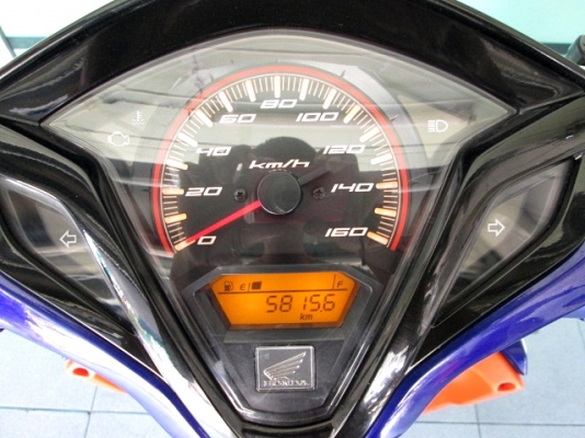 click 125 i สีขาวดำ รุ่น คอมบายเบลก รถเดือน กันยายน ปี 2556 ไมล์ 5 พันโล สภาพสวย ของแถม 3 รายการ 32900 click 125 i สีขาวดำ รุ่น คอมบายเบลก รถเดือน กันยายน ปี 2556 ไมล์ 5 พันโล สภาพสวย ของแถม 3 รายการ 32900