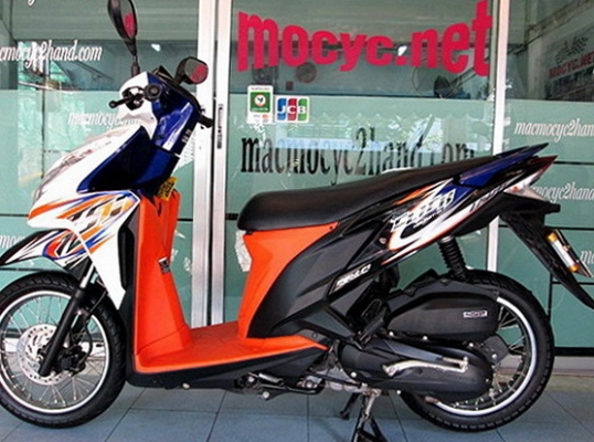 click 125 i สีขาวดำ รุ่น คอมบายเบลก รถเดือน กันยายน ปี 2556 ไมล์ 5 พันโล สภาพสวย ของแถม 3 รายการ 32900 click 125 i สีขาวดำ รุ่น คอมบายเบลก รถเดือน กันยายน ปี 2556 ไมล์ 5 พันโล สภาพสวย ของแถม 3 รายการ 32900