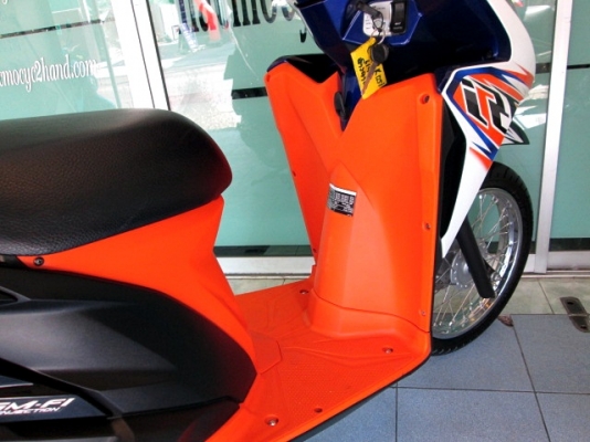 click 125 i สีขาวดำ รุ่น คอมบายเบลก รถเดือน กันยายน ปี 2556 ไมล์ 5 พันโล สภาพสวย ของแถม 3 รายการ 32900 click 125 i สีขาวดำ รุ่น คอมบายเบลก รถเดือน กันยายน ปี 2556 ไมล์ 5 พันโล สภาพสวย ของแถม 3 รายการ 32900