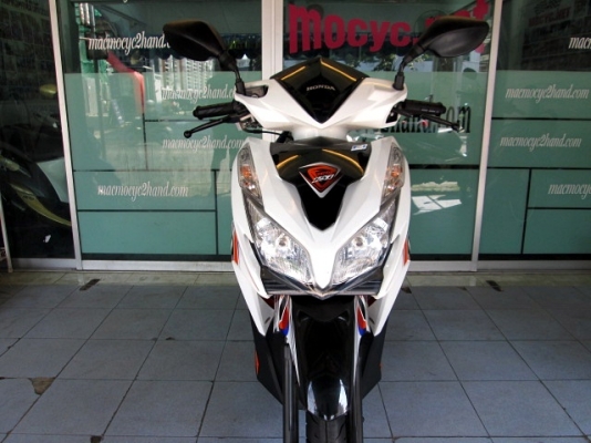 click 125 i สีขาวดำ รุ่น คอมบายเบลก รถเดือน กันยายน ปี 2556 ไมล์ 5 พันโล สภาพสวย ของแถม 3 รายการ 32900 click 125 i สีขาวดำ รุ่น คอมบายเบลก รถเดือน กันยายน ปี 2556 ไมล์ 5 พันโล สภาพสวย ของแถม 3 รายการ 32900