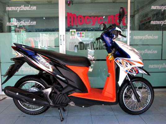 click 125 i สีขาวดำ รุ่น คอมบายเบลก รถเดือน กันยายน ปี 2556 ไมล์ 5 พันโล สภาพสวย ของแถม 3 รายการ 32900 click 125 i สีขาวดำ รุ่น คอมบายเบลก รถเดือน กันยายน ปี 2556 ไมล์ 5 พันโล สภาพสวย ของแถม 3 รายการ 32900