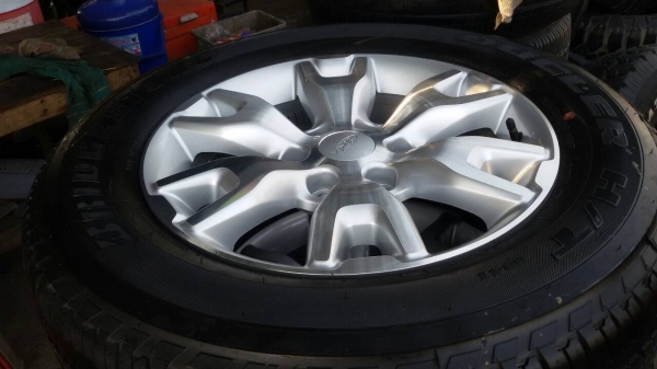 ล้อ FORD ขอบ 18 พร้อมยางป้ายแดงชุดล่ะ 31,500