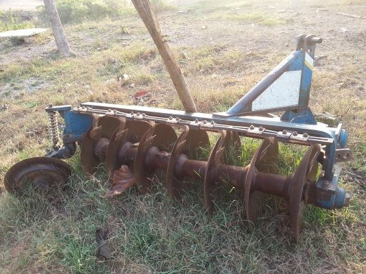 ขายford6610ต่อรองได้ ใบมีดหน้า ผาน7 ไม่มีคนขับรถจอดอยู่