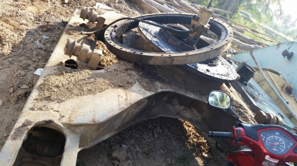 ขายด่วน เฟลมล่าง KOMATSU PC200-5 ขายแล้ว ส่งที่สุราษฎร์ ครับ