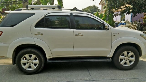 TOYOTA FORTUNER 3.0V(รุ่นท๊อปสุด) ขับ4WD 2011 NAVI เกียร์ออโต้ดีเซล สีขาวสะอาดตา