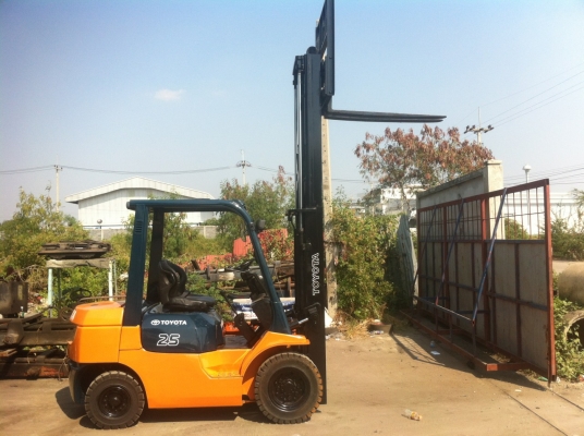 ขายด่วนน!! TOYOTA รุ่น 7 FD25 เสาเข้าตู้ 3 เมตร เกียร์ Manual มี Side shift