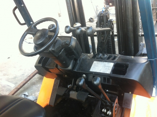 ขายด่วนน!! TOYOTA รุ่น 7 FD25 เสาเข้าตู้ 3 เมตร เกียร์ Manual มี Side shift