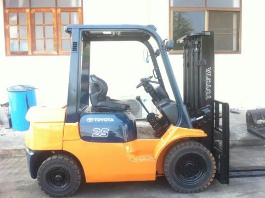 ขายด่วนน!! TOYOTA รุ่น 7 FD25 เสาเข้าตู้ 3 เมตร เกียร์ Manual มี Side shift