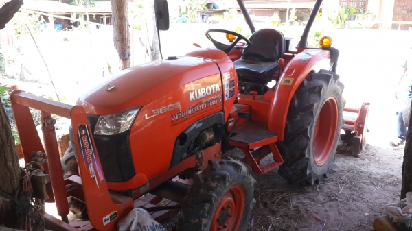 ***ขายแล้วครับขอบคุณ Truck2hand ขายรถไถ2เพลาสวยๆ KUBOTA L3608 4WD เครื่องเดิม ปั้มเดิม เกียร์เดิม ท้ายเดิมๆ แน่นๆ ใช้งาน1,6xx ชั่วโมง เครื่องแน่น36แรง3สูบ ปั้มแรง เกียร์ไม่หอน ช่วงล่างแน่น ท้ายดี ไม่แตก ไม่ร้าว ระบบไฮดรอลิกส์ใช้งานปกติ ไม่รั่วไม่ซึม 4WDใช ***ขายแล้วครับขอบคุณ Truck2hand ขายรถไถ2เพลาสวยๆ KUBOTA L3608 4WD เครื่องเดิม ปั้มเดิม เกียร์เดิม ท้ายเดิมๆ แน่นๆ ใช้งาน1,6xx ชั่วโมง เครื่องแน่น36แรง3สูบ ปั้มแรง เกียร์ไม่หอน ช่วงล่างแน่น ท้ายดี ไม่แตก ไม่ร้าว ระบบไฮดรอลิกส์ใช้งานปกติ ไม่รั่วไม่ซึม 4WDใช