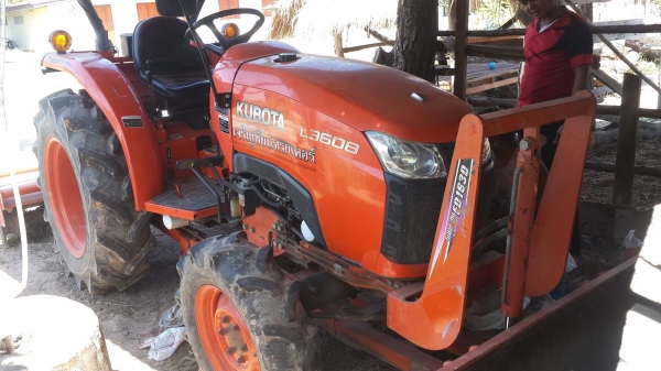***ขายแล้วครับขอบคุณ Truck2hand ขายรถไถ2เพลาสวยๆ KUBOTA L3608 4WD เครื่องเดิม ปั้มเดิม เกียร์เดิม ท้ายเดิมๆ แน่นๆ ใช้งาน1,6xx ชั่วโมง เครื่องแน่น36แรง3สูบ ปั้มแรง เกียร์ไม่หอน ช่วงล่างแน่น ท้ายดี ไม่แตก ไม่ร้าว ระบบไฮดรอลิกส์ใช้งานปกติ ไม่รั่วไม่ซึม 4WDใช ***ขายแล้วครับขอบคุณ Truck2hand ขายรถไถ2เพลาสวยๆ KUBOTA L3608 4WD เครื่องเดิม ปั้มเดิม เกียร์เดิม ท้ายเดิมๆ แน่นๆ ใช้งาน1,6xx ชั่วโมง เครื่องแน่น36แรง3สูบ ปั้มแรง เกียร์ไม่หอน ช่วงล่างแน่น ท้ายดี ไม่แตก ไม่ร้าว ระบบไฮดรอลิกส์ใช้งานปกติ ไม่รั่วไม่ซึม 4WDใช